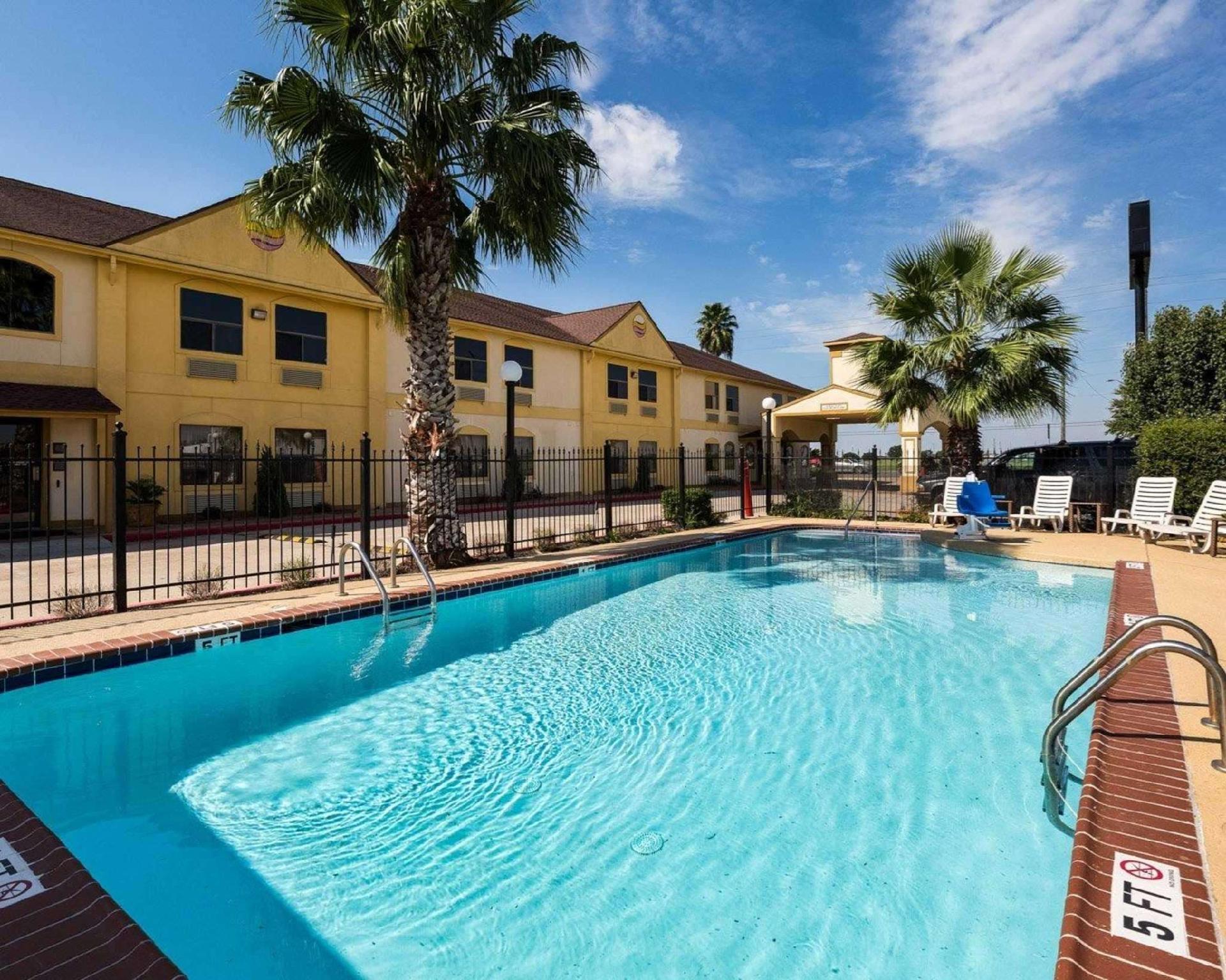 Days Inn By Wyndham Rosenberg Exterior photo