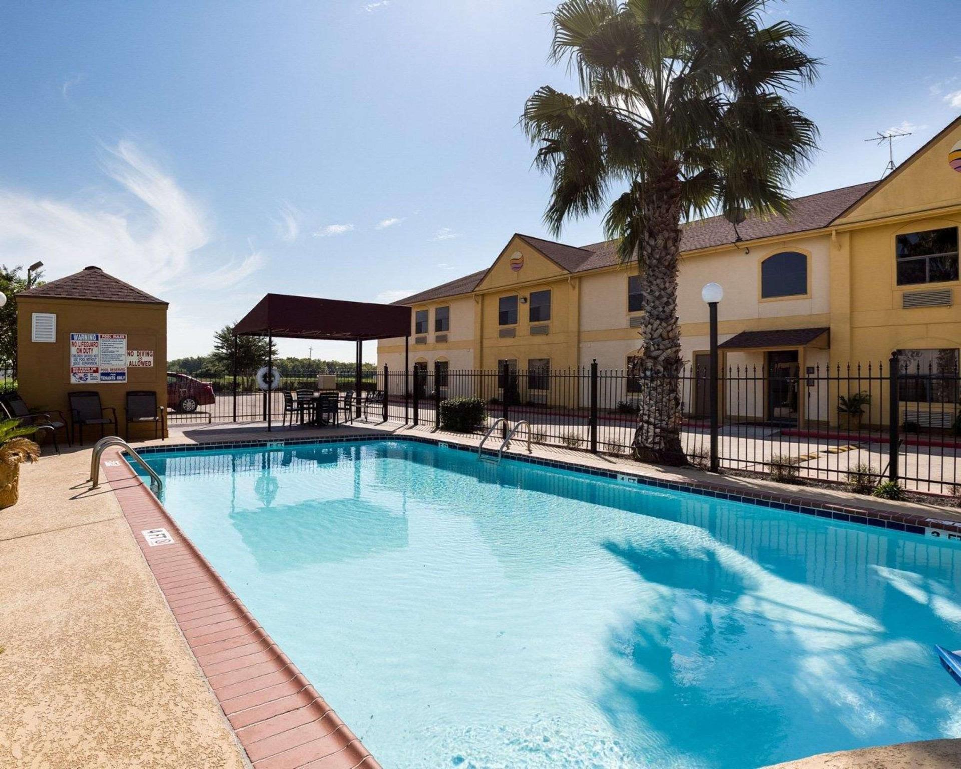 Days Inn By Wyndham Rosenberg Exterior photo