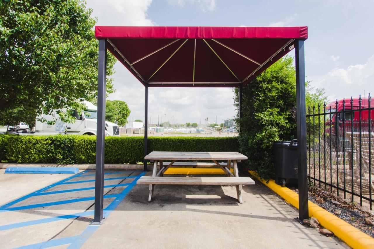 Days Inn By Wyndham Rosenberg Exterior photo